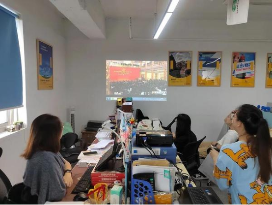 观看建党100周年庆祝大会 共庆党的百年华诞